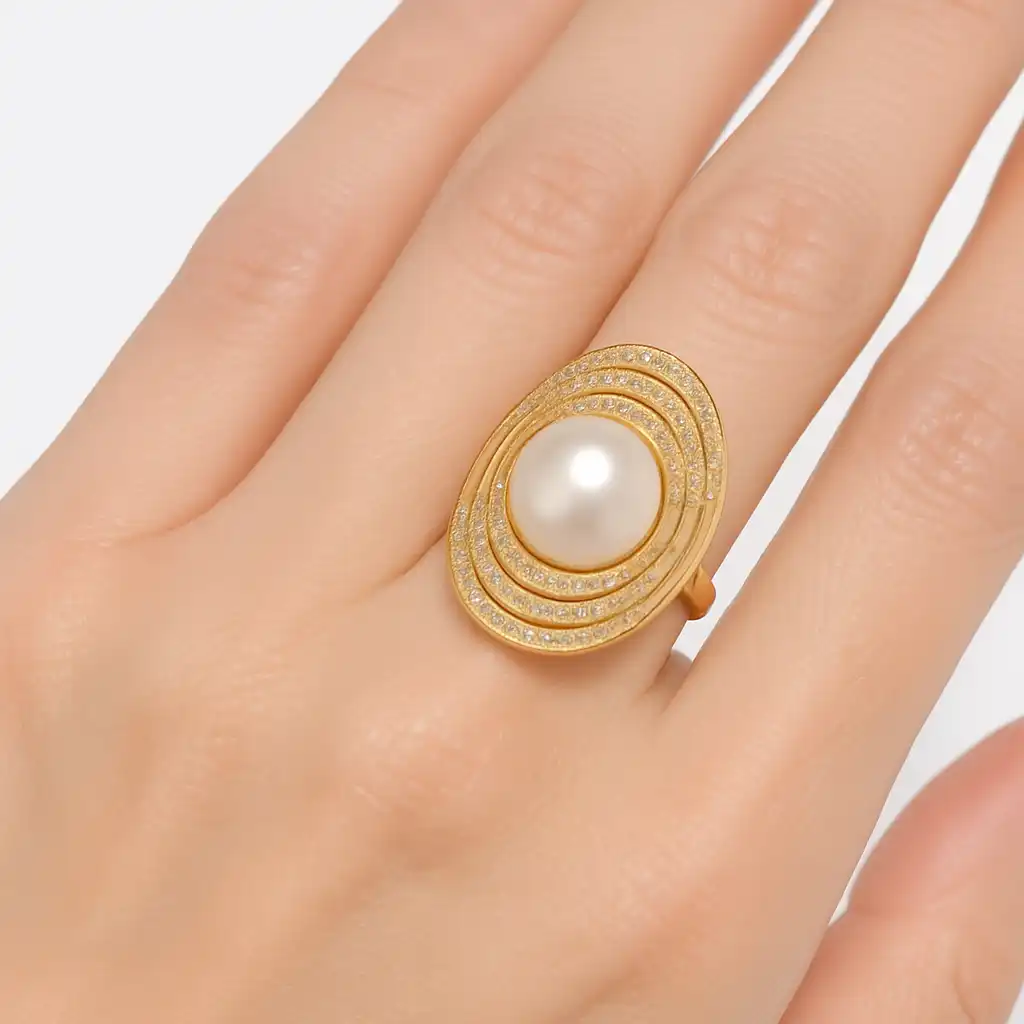 bague perle de culture or sur une main