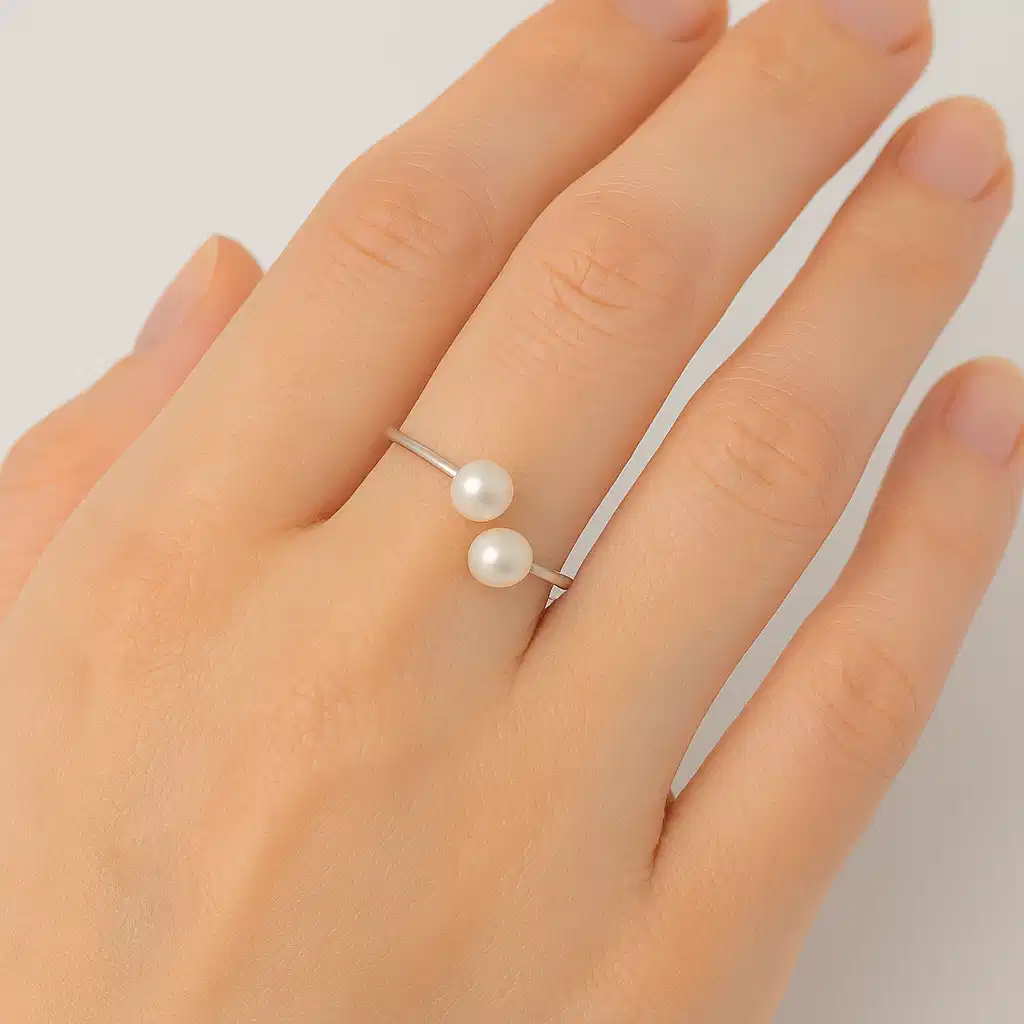bague argent perle de culture blanche sur une main