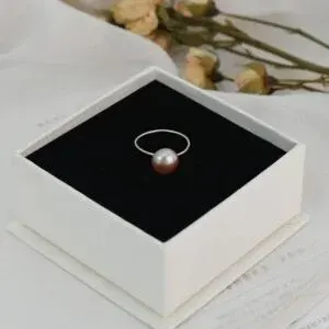 bague argent perle de culture sur un présentoir