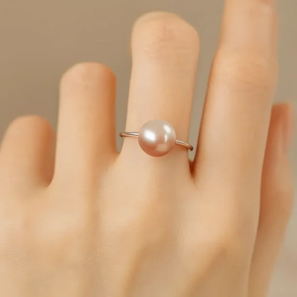 bague argent perle de culture sur une main