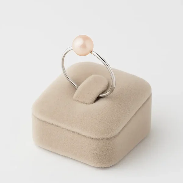 bague avec perle de culture blanche sur une présentoir