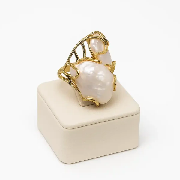bague or perle de culture sur une présentoir