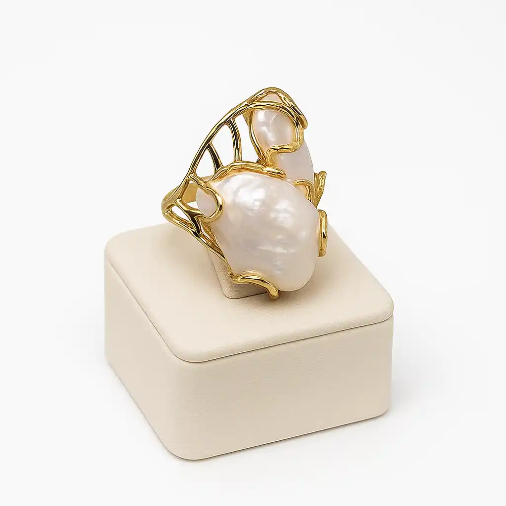 bague or perle de culture sur une présentoir