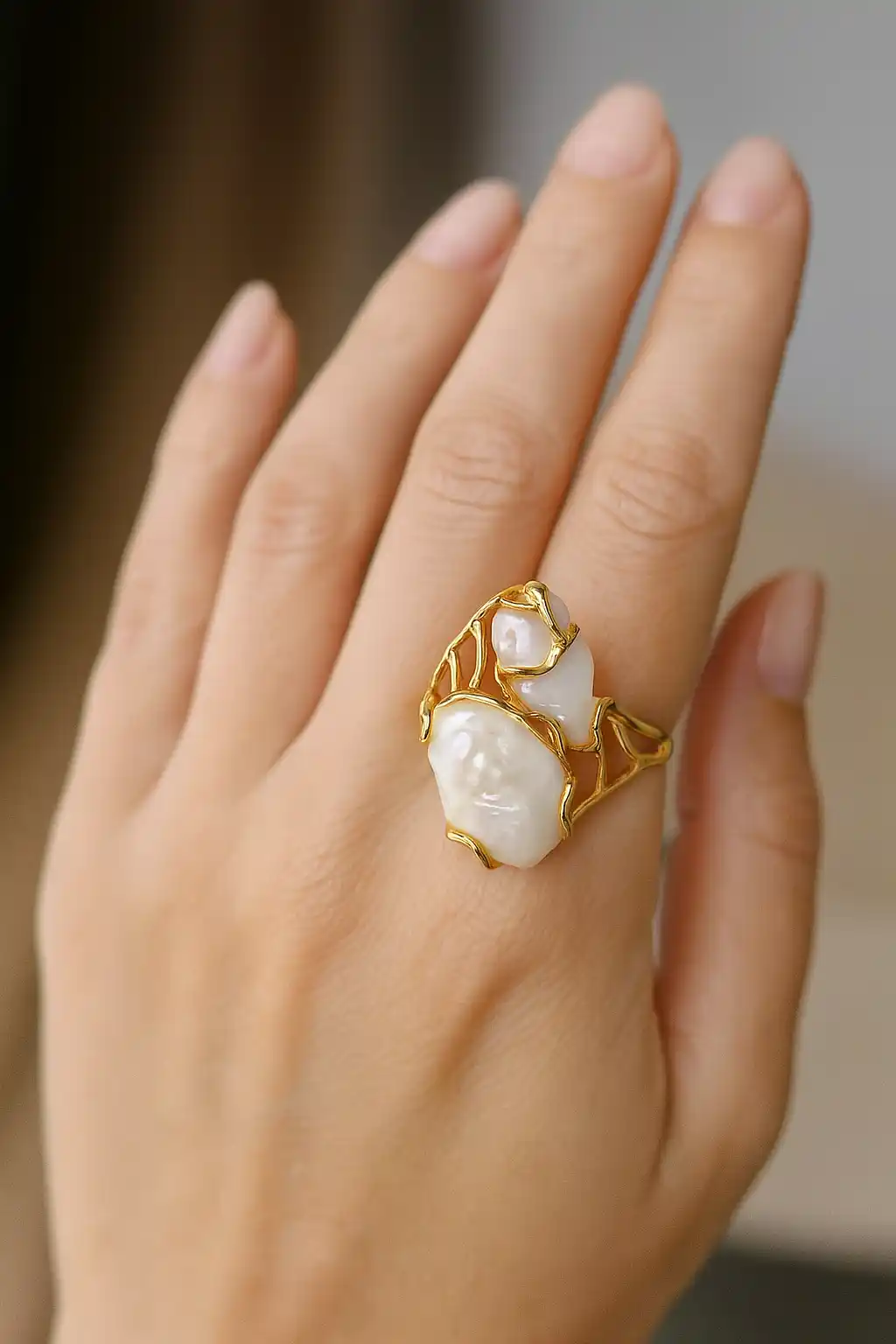 bague or perle de culture sur une main